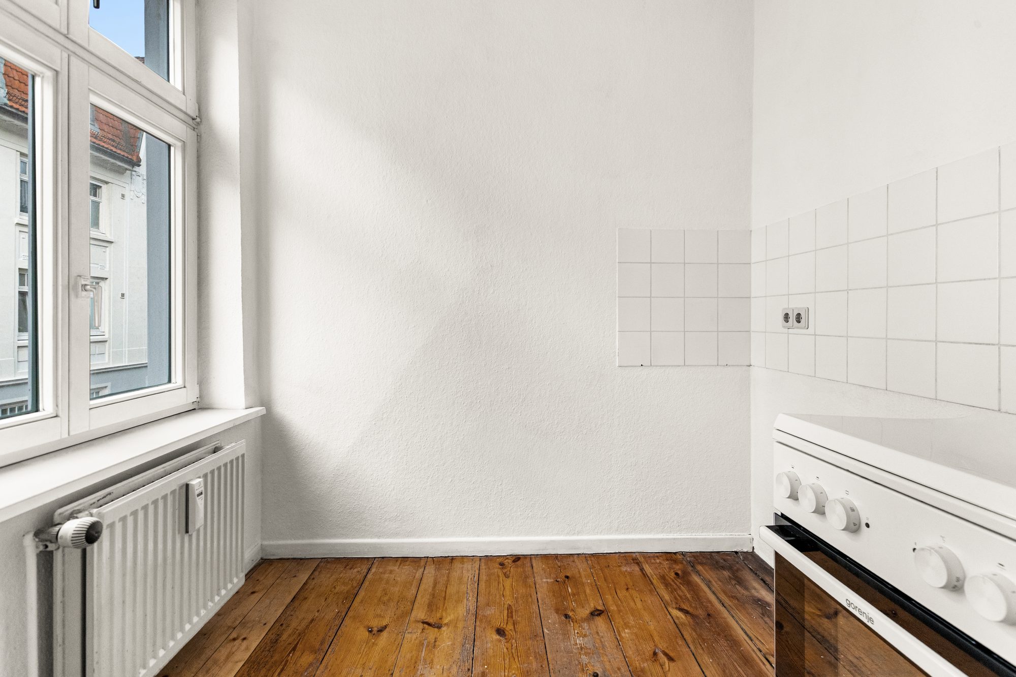 Separate Küche mit Herd und Backofen